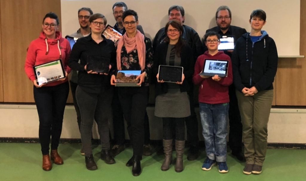 Colleagues and students of the IGS Lengede with tablets