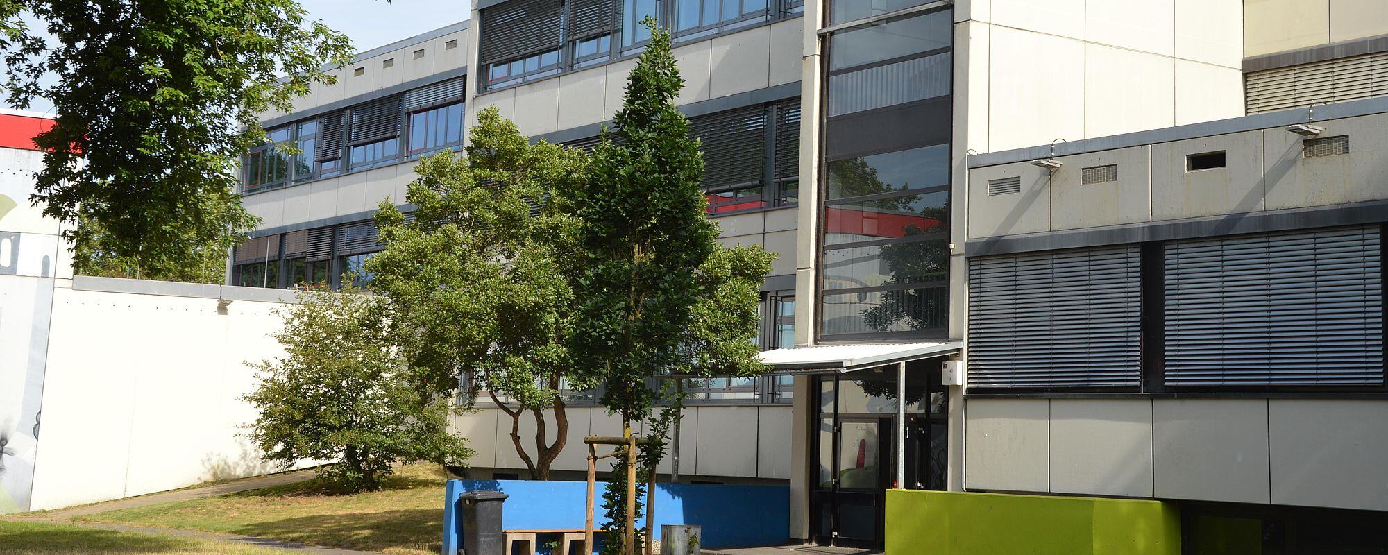 Image of the entrance of Friedriech-Harkort-Schule on a sunny day